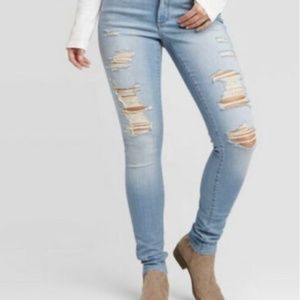 Universal Thread light wash ripped skinny jeans size 14/32R
